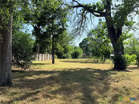 323 Meadowlake Dr, Seguin, TX 78155