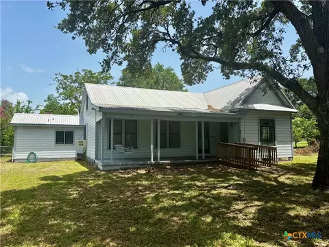 402 Young St, Edna, TX 77957