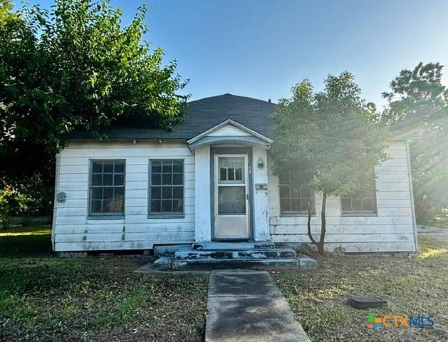 105 S Allen St, Edna, TX 77957