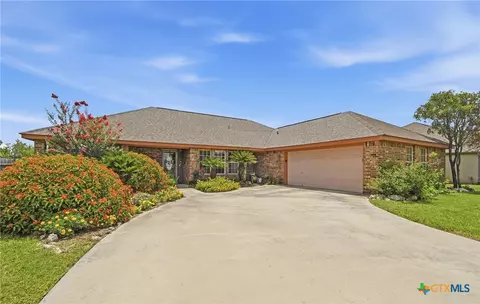 145 Castlewood Dr, Seguin, TX 78155