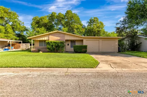 2105 E Mistletoe Ave, Victoria, TX 77901