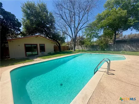 141 Oaklane Dr, Universal City, TX 78148