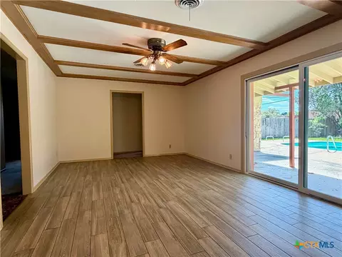 141 Oaklane Dr, Universal City, TX 78148