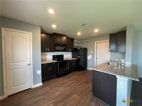 Kitchen - 409 Wincliff Ln, Jarrell, TX 76537 photo 3 of 4