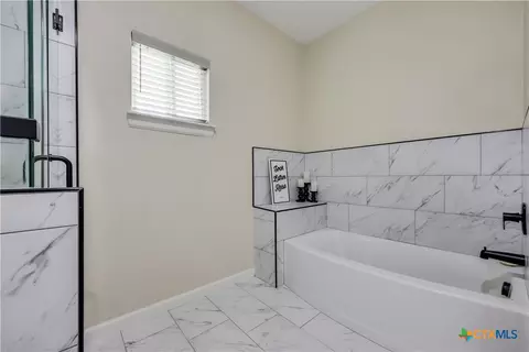 Bath - 537 Lower Elgin Rd, Elgin, TX 78621 photo 4 of 8