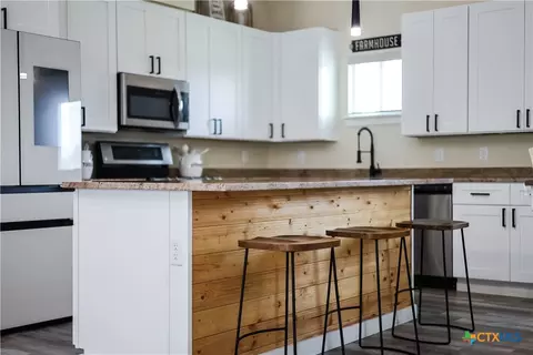 Kitchen - 537 Lower Elgin Rd, Elgin, TX 78621 photo 5 of 5