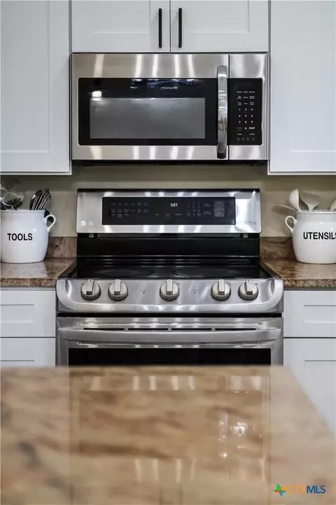 Kitchen - 537 Lower Elgin Rd, Elgin, TX 78621 photo 2 of 5