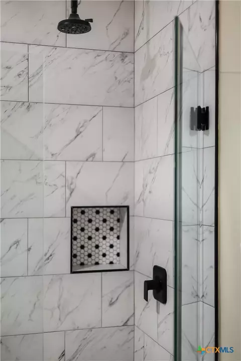 Bath - 537 Lower Elgin Rd, Elgin, TX 78621 photo 6 of 8