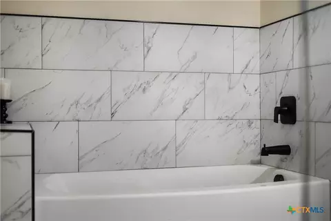 Bath - 537 Lower Elgin Rd, Elgin, TX 78621 photo 7 of 8