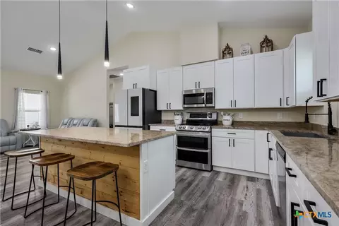 Kitchen - 537 Lower Elgin Rd, Elgin, TX 78621 photo 4 of 5