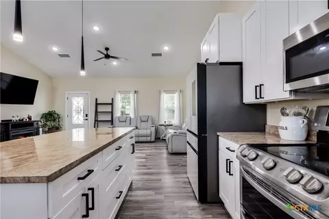 Kitchen - 537 Lower Elgin Rd, Elgin, TX 78621 photo 3 of 5