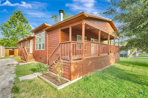 606 N Glendale St, Hallettsville, TX 77964