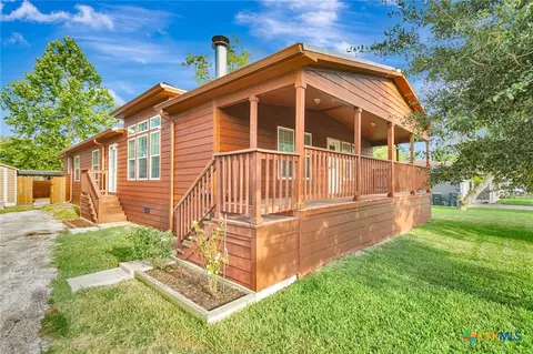 606 N Glendale St, Hallettsville, TX 77964