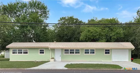 1021 N Virginia St, Port Lavaca, TX 77979
