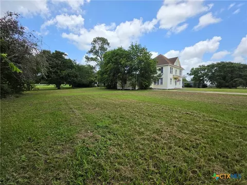 602 W Live Oak St, Edna, TX 77957