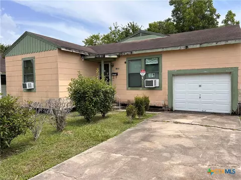 1305 E Mistletoe Ave, Victoria, TX 77901