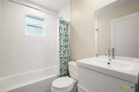 Bath - 1705 E 14th St #B, Austin, TX 78702 photo 2 of 2