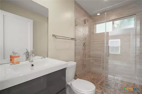Bath - 1705 E 14th St #B, Austin, TX 78702 photo 1 of 2