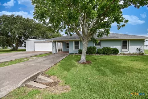 748 W Bayshore Dr, Palacios, TX 77465