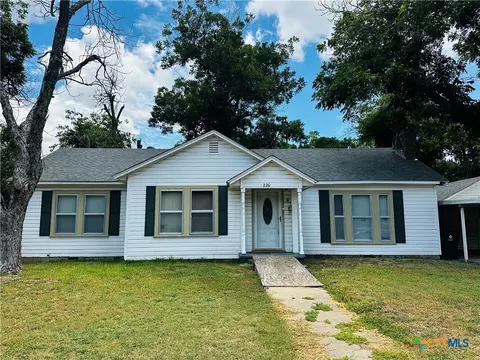 226 Duggan St, Seguin, TX 78155