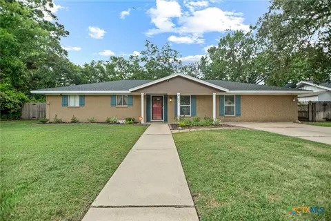 305 W Division St, Edna, TX 77957