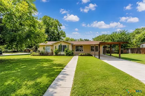 140 Hillcrest Dr, Luling, TX 78648 photo 1