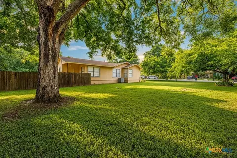 140 Hillcrest Dr, Luling, TX 78648 photo 2