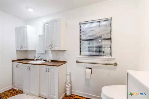 140 Hillcrest Dr, Luling, TX 78648 photo 15
