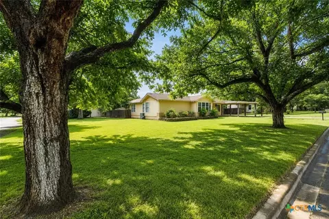 140 Hillcrest Dr, Luling, TX 78648 photo 3