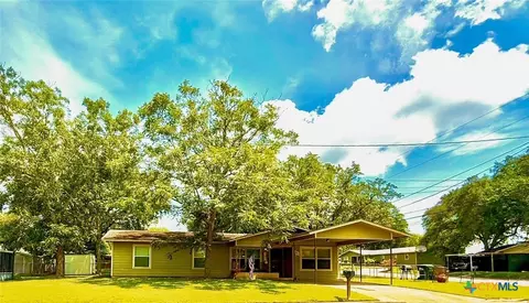 203 W Koether St, Shiner, TX 77984