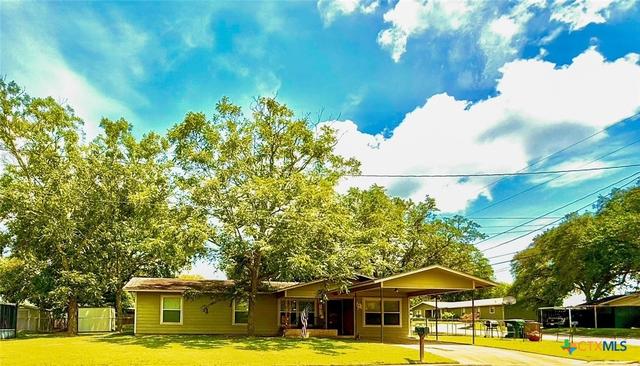 203 W Koether St, Shiner, TX 77984