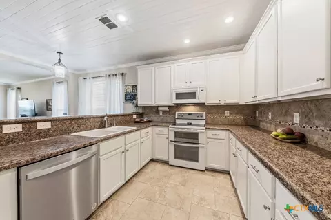 Kitchen - 125 Eagle Flight, Cibolo, TX 78108 photo 2 of 2