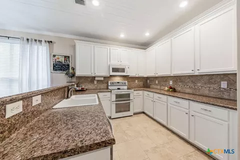 Kitchen - 125 Eagle Flight, Cibolo, TX 78108 photo 1 of 2