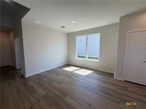 Living - 6906 Mcgregor Loop, Killeen, TX 76549 photo 2 of 3