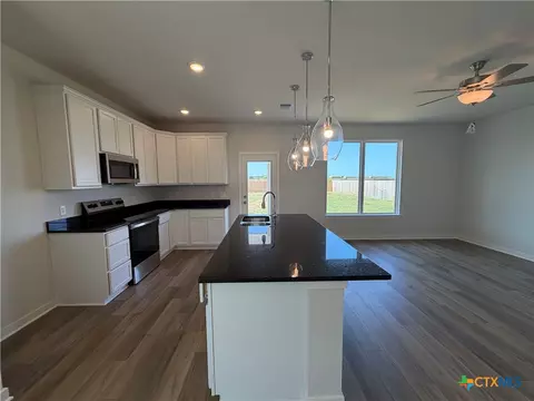 Kitchen - 6906 Mcgregor Loop, Killeen, TX 76549 photo 2 of 2