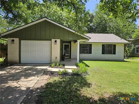 1225 W Coll St, New Braunfels, TX 78130