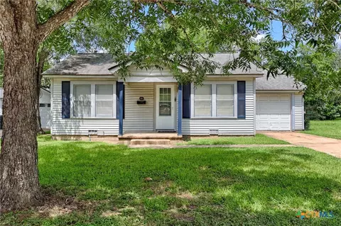 903 N Glendale St, Hallettsville, TX 77964