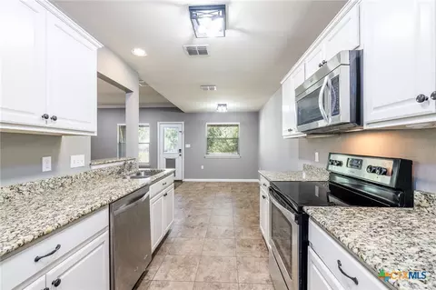 Kitchen - 186 Talon, Luling, TX 78648 photo 4 of 4