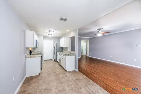Kitchen - 186 Talon, Luling, TX 78648 photo 1 of 4