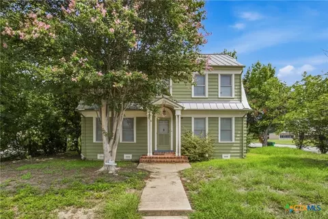 108 E College St, Seguin, TX 78155