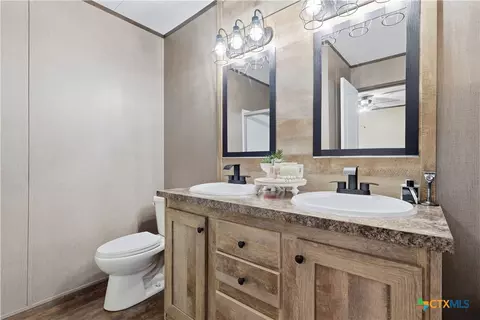 Bath - 285 Brianna Ct, Von Ormy, TX 78073 photo 2 of 3