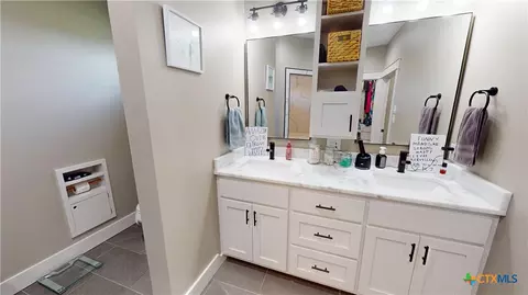 Bath - 206 Deer Trail Ln, Goliad, TX 77963 photo 3 of 5