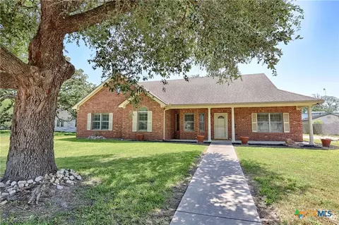 417 S Main St, Hallettsville, TX 77964