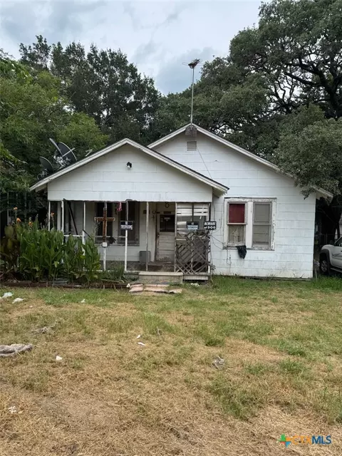 603 Davis Ave, Yoakum, TX 77995