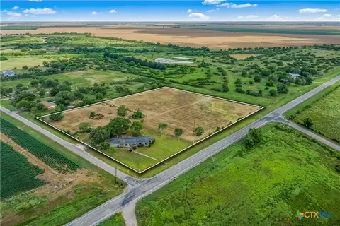 39 Woods Rd, Port Lavaca, TX 77979