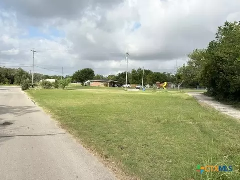 301 N Heideke St, Seguin, TX 78155
