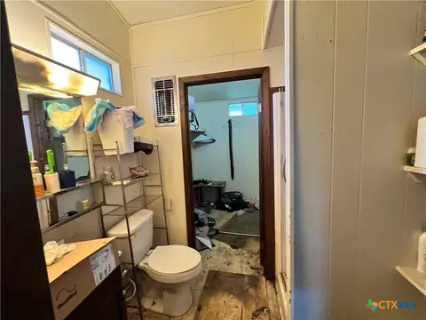 Bath - 509 Pershing St, Luling, TX 78648 photo 1 of 2