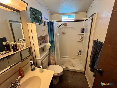 Bath - 509 Pershing St, Luling, TX 78648 photo 2 of 2