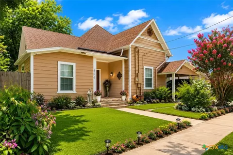 606 Schwab St, Yoakum, TX 77995