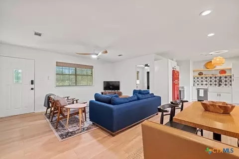 512 W Pecan Dr, Johnson City, TX 78636